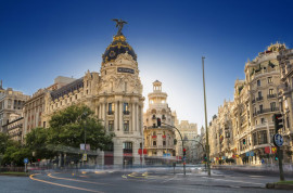 Calle Gran Vía con tráfico